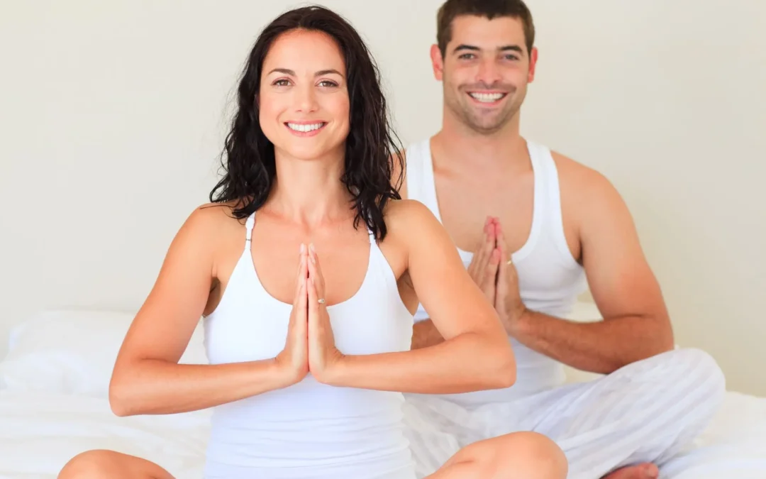 pareja principiantes aprendiendo meditar