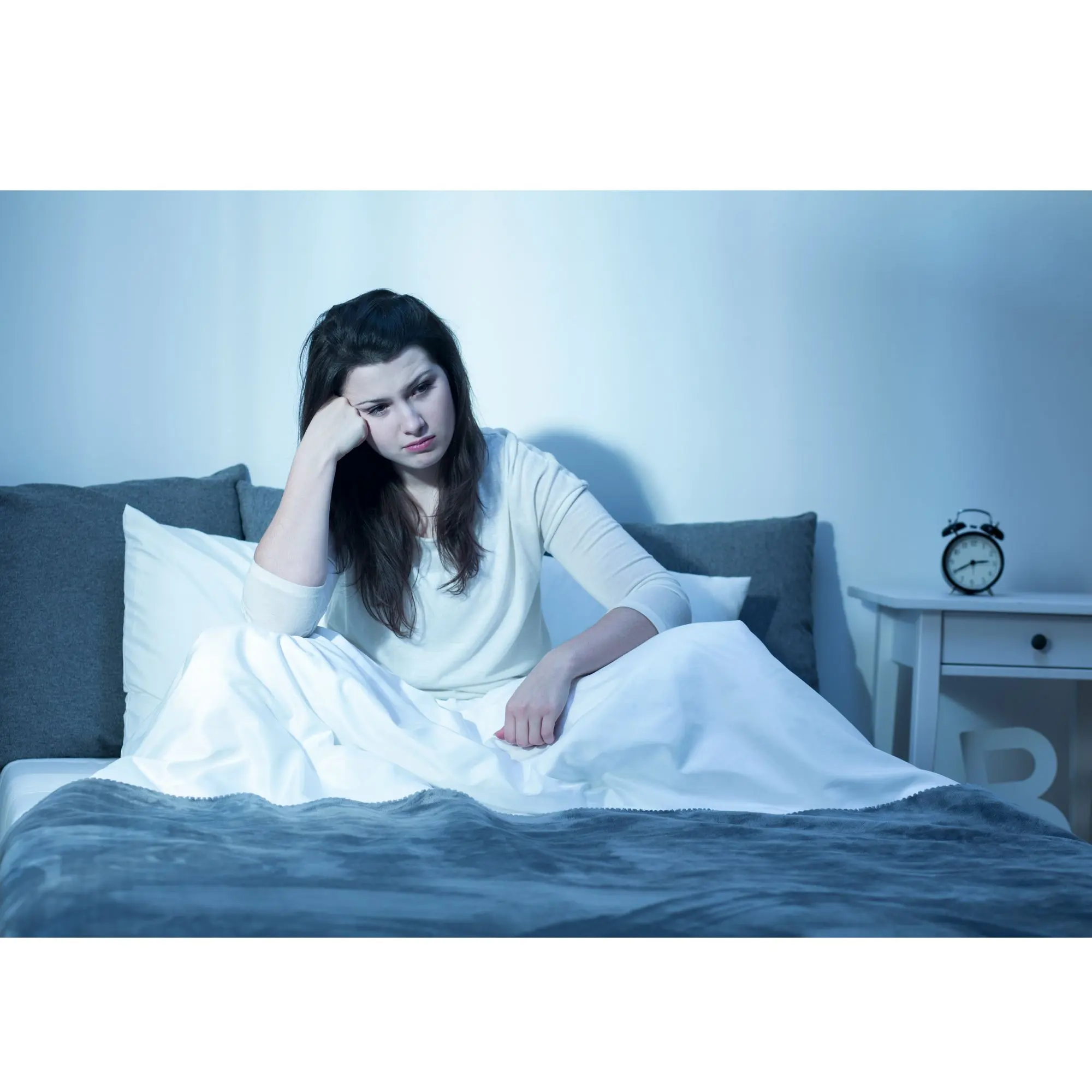 mujer despierta en cama con insomnio sin poder dormir